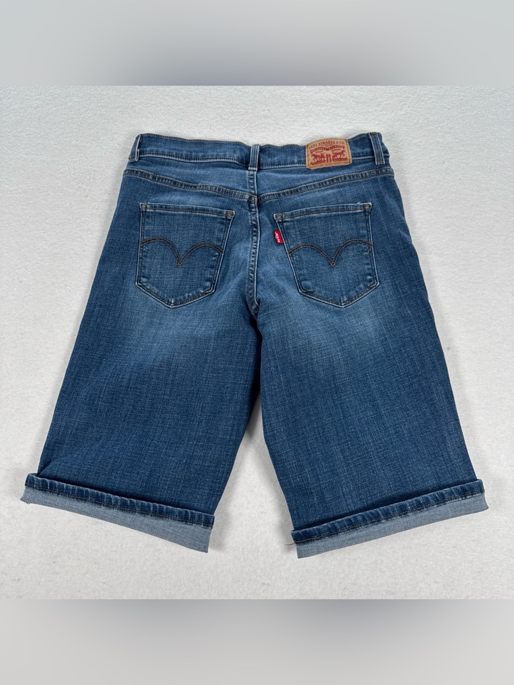 Levi’s Classic Bermuda Jean Shorts Women’s S27 Blue Mid Rise Med Wash Denim Long - Picture 4 of 10